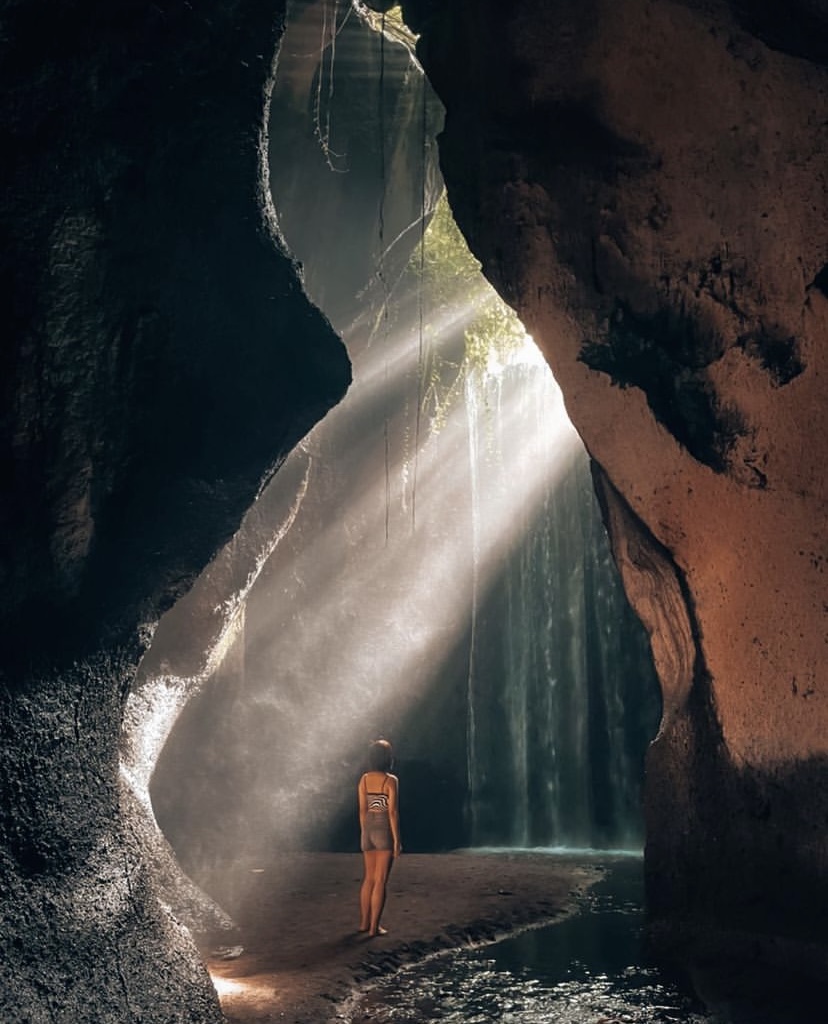 トゥカッド・チュプン滝で差し込む光と幻想的な風景（バリ・ウブド）