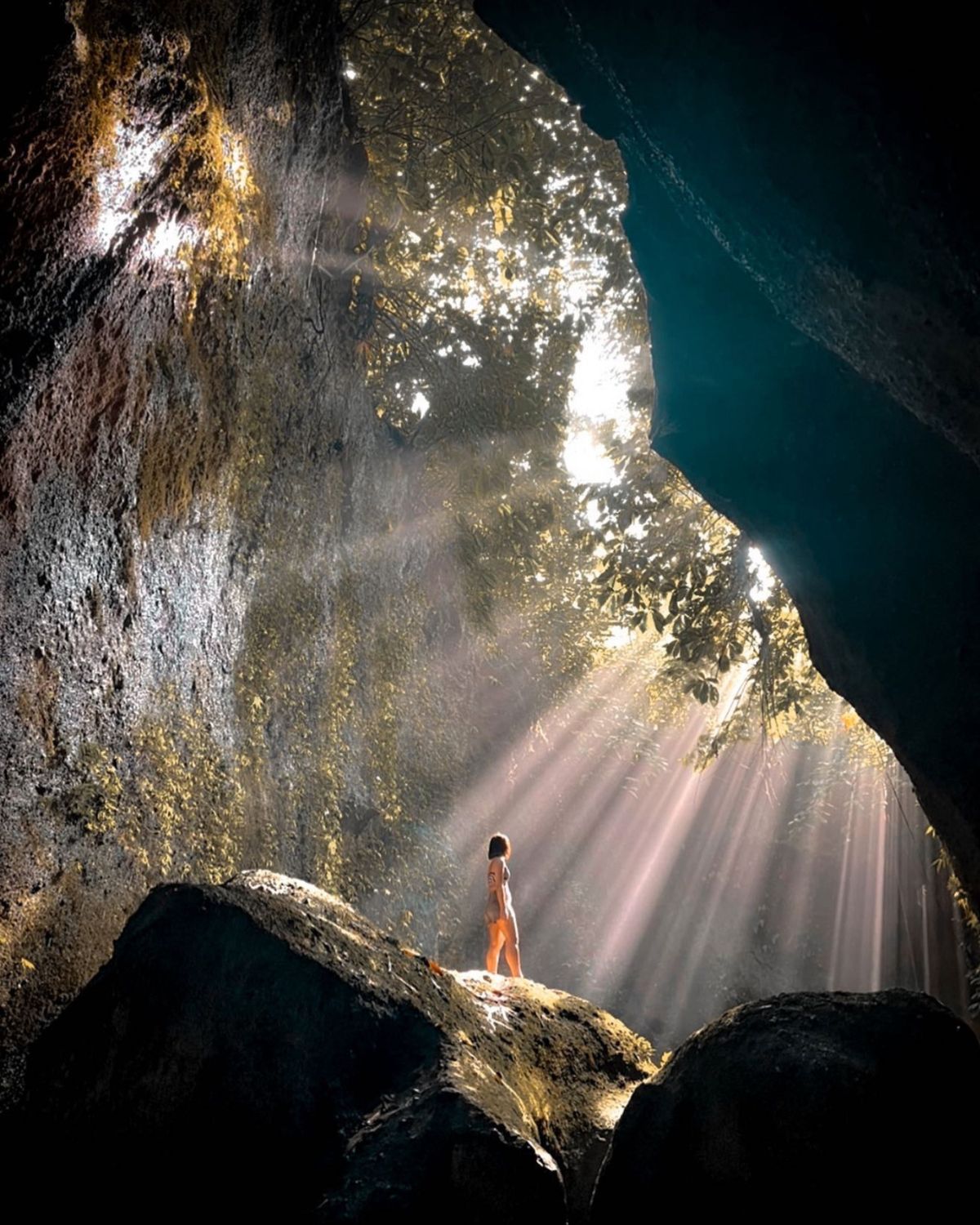 ウブドの洞窟に差し込む光が美しい幻想的なフォトスポット