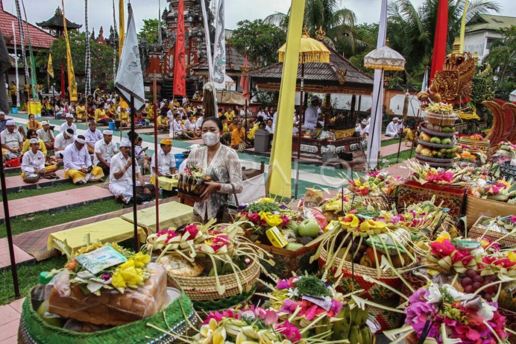 クニンガンの日に寺院で祈りを捧げるバリ島の人々